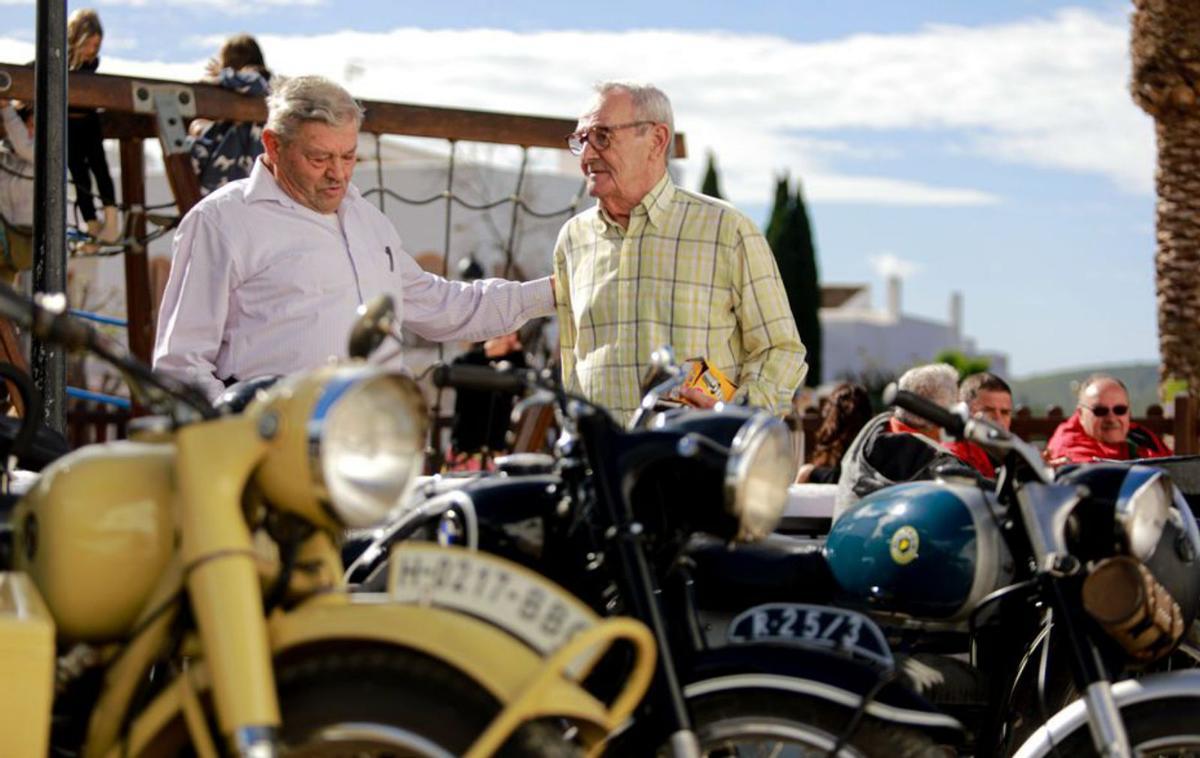 Carlos Planells, a la derecha, junto a las motos clásicas. | T. ESCOBAR