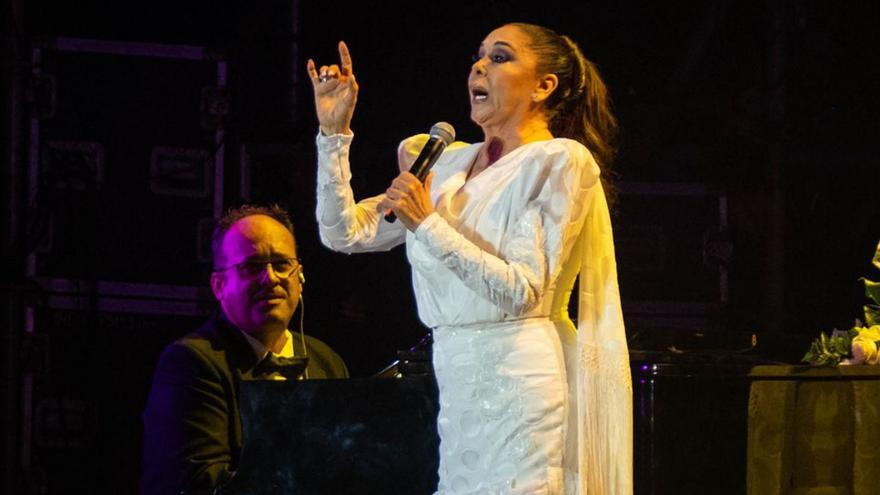 Isabel Pantoja reaparece en Tenerife de blanco impoluto tras el incidente con la prensa