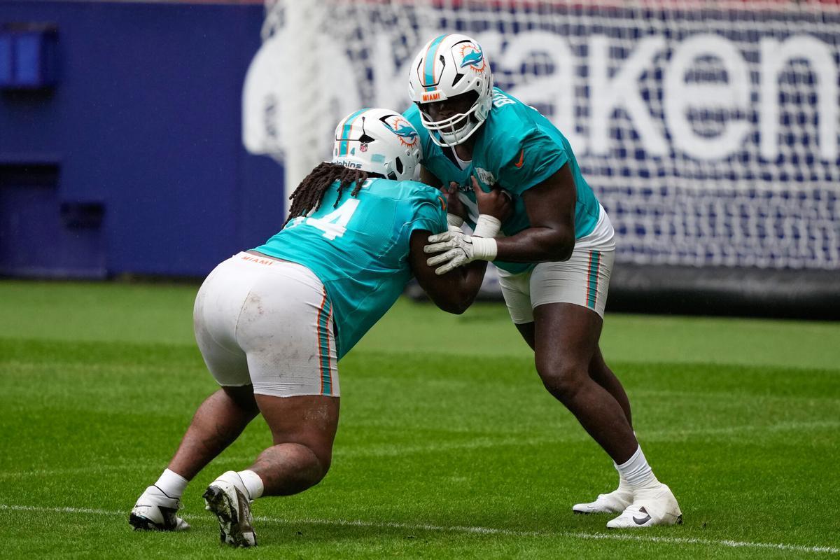 Jordan Phillips (94) y Matthew Butler (91), durante un entrenamiento de los Dolphins en el Metropolitano.