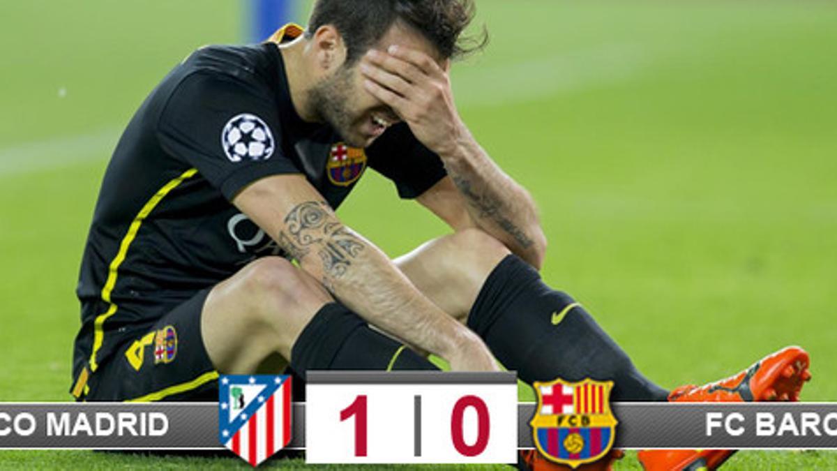 Cesc en un momento del duelo en el Vicente Calderón. Los blaugrana fueron superados por los rojiblancos durante todo el partido