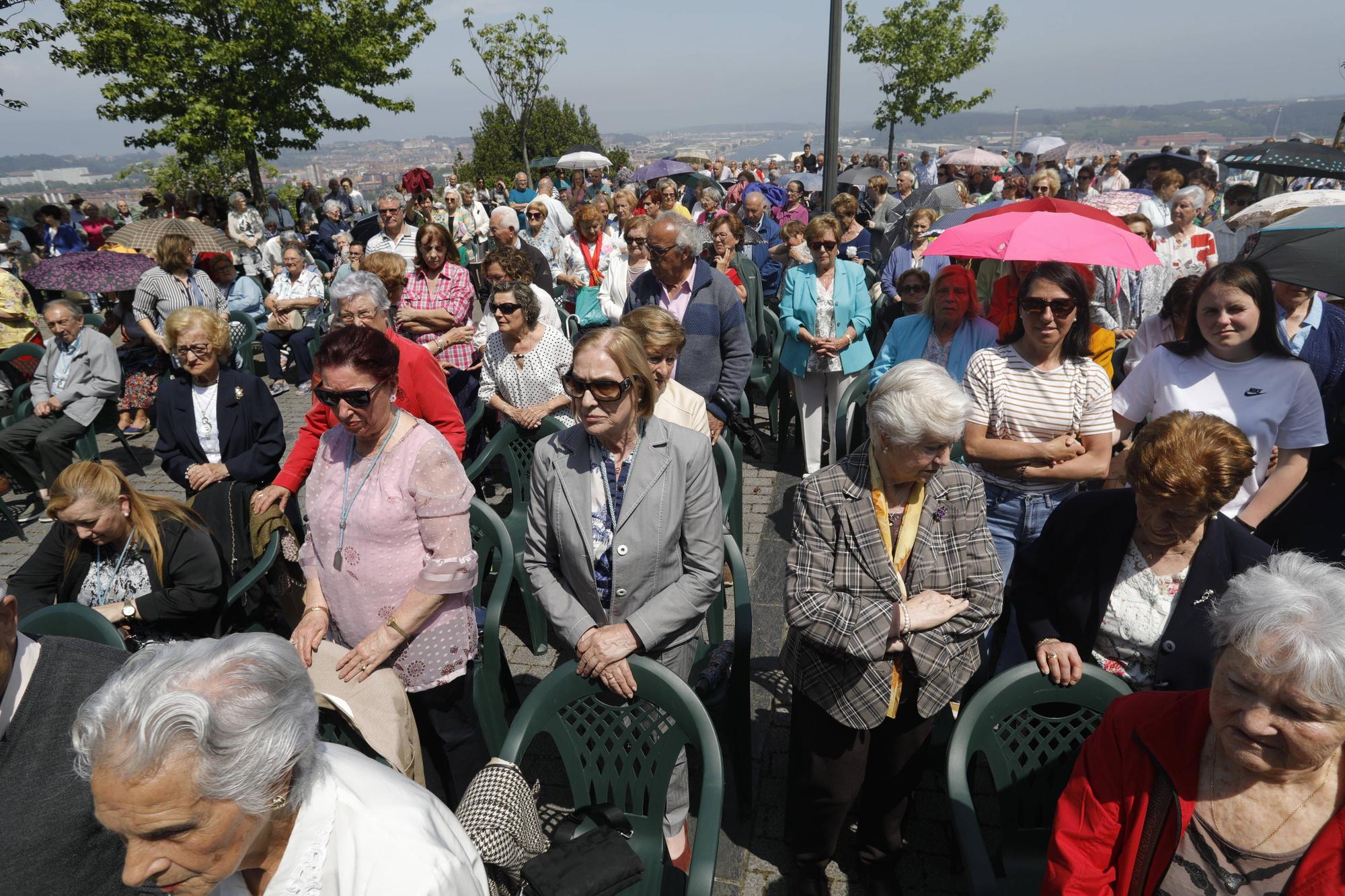 En imágenes: Tradicional rito del beso en la ermita de La Luz de Avilés