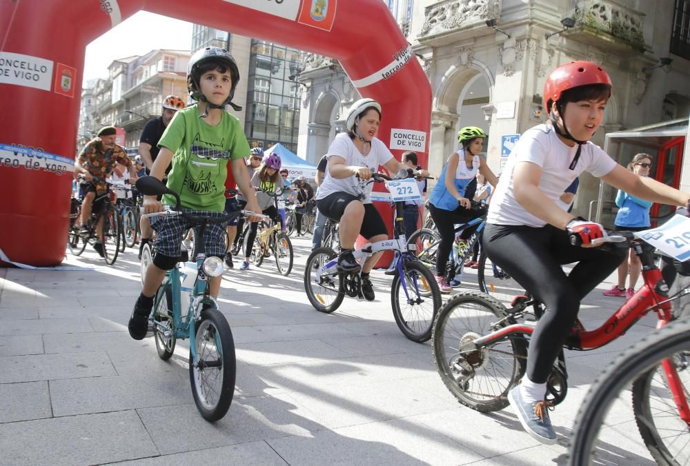 Decenas de aficionados al pedal asistieron a la primera marcha Decabike por el centro de Vigo