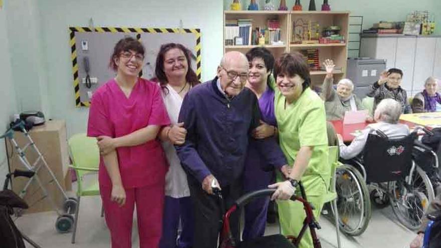 Arturo Crespo Vega posa con las trabajadoras de la residencia en su 102 cumpleaños.