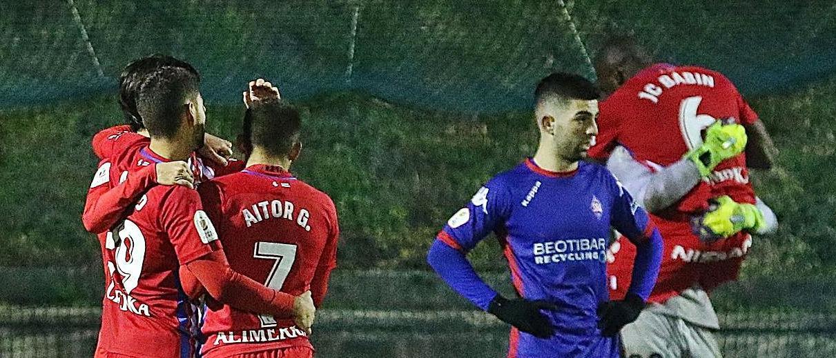 Marc Valiente y Aitor García felicitan a Mateo, a la izquierda, mientras Babin se abraza al fondo con Christian Joel tras la última jugada del partido. | LOF