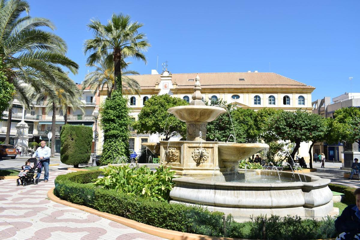 Plaza de la Constitución en el municipio sevillano de Dos Hermanas, con el ayuntamiento al fondo