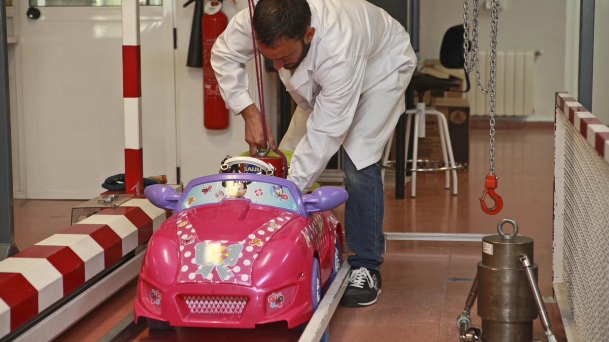 Pruebas de seguridad de juguetes en los laboratorios de Aiju.