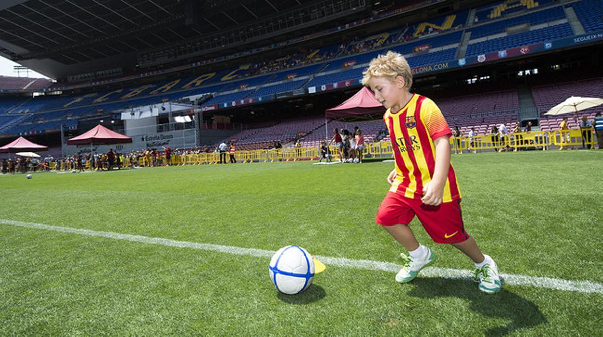 Un nen disfruta de l’accés al Camp Nou durant la jornada d’eleccions a la presidència del Barça.