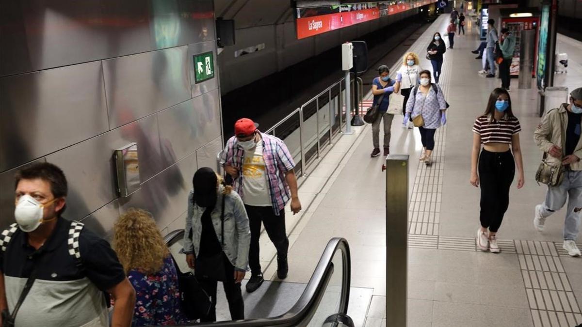 Usuarios del metro de Barcelona el pasado lunes.
