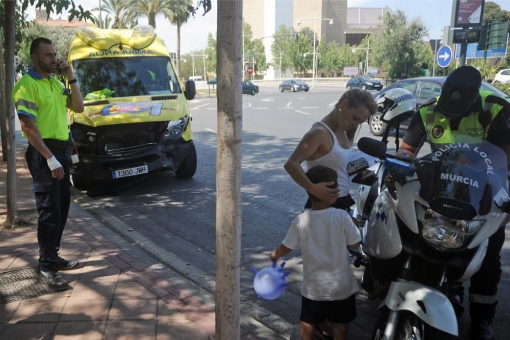 Una ambulancia choca contra un choque cuando iba d