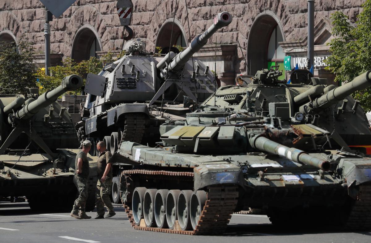 Ucrania prepara el día de la independencia reuniendo diferentes tanques que han participado en su defensa contra los ataques rusos.
