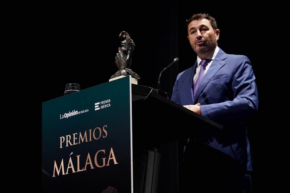 Premio Málaga a la Innovación para Dekra. Lo entrega la presidenta de la Audiencia, Lourdes García Ortiz, y Leopoldo Sánchez, director de Ad. Públicas en Andalucía de Telefonica. Lo recoge: Alejandro Torrecilla, director General de Dekra