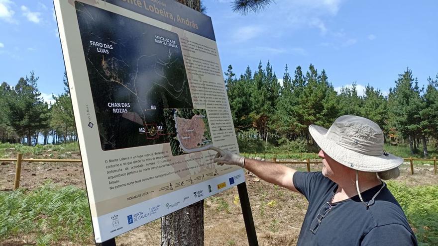 Un arqueólogo muestra la zona donde se intervino en Lobeira con financiación del GDR. |   // FDV