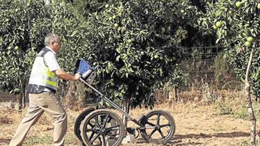 La Policía busca a los niños, otra vez, en la finca paterna