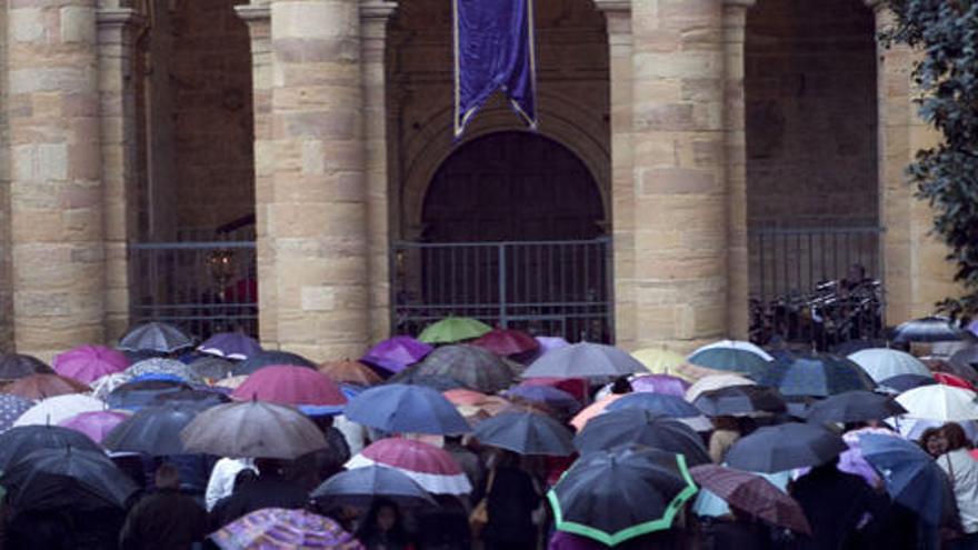 Fieles a las puertas de Santo Domingo.