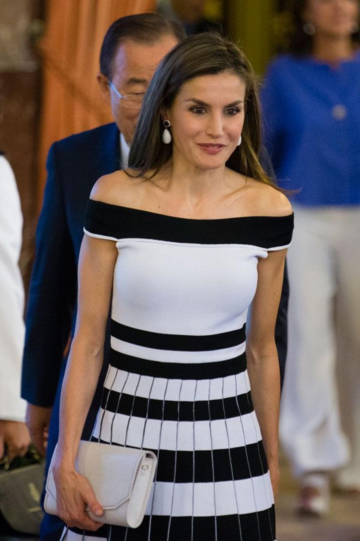 Letizia Ortiz con vestido a rayas de Carolina Herrera y bolso blanco