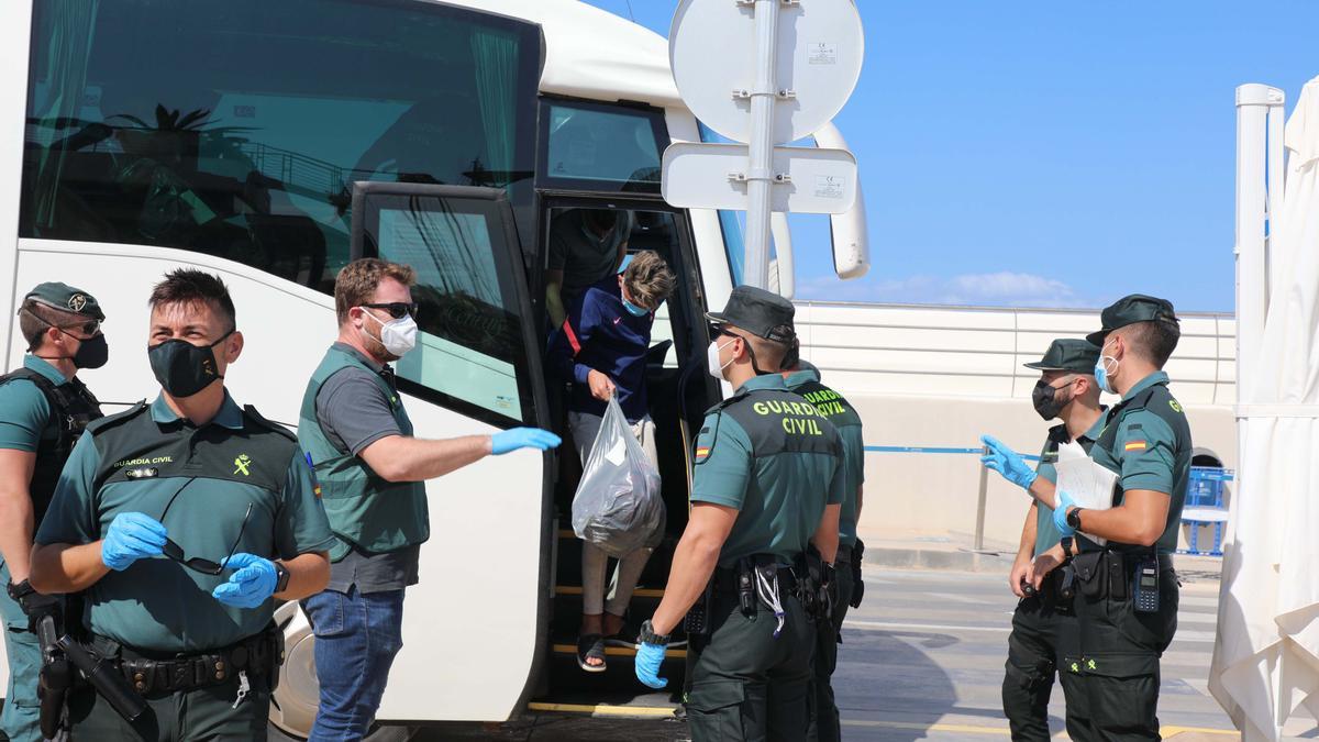 Traslado de los migrantes llegados en patera a Formentera hasta Ibiza