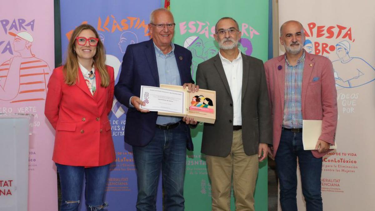 El alcalde de Dénia, con el premio por unas fiestas integradoras. | INFORMACIÓN