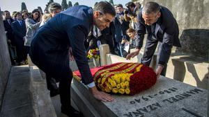 Pedro Sánchez visita la tumba del expresidente Azaña en Francia