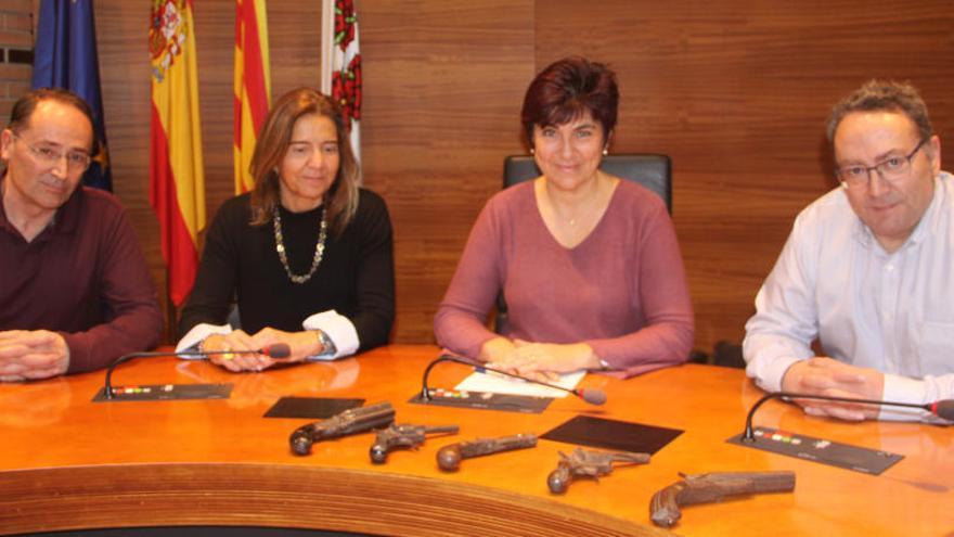 L&#039;alcaldessa Montse Mindan amb els donants de les pistoles