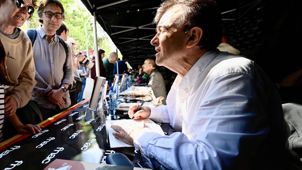 El escritor Javier Cercas firmando libros en el paseo de Gràcia durante la Diada de sant Jordi.