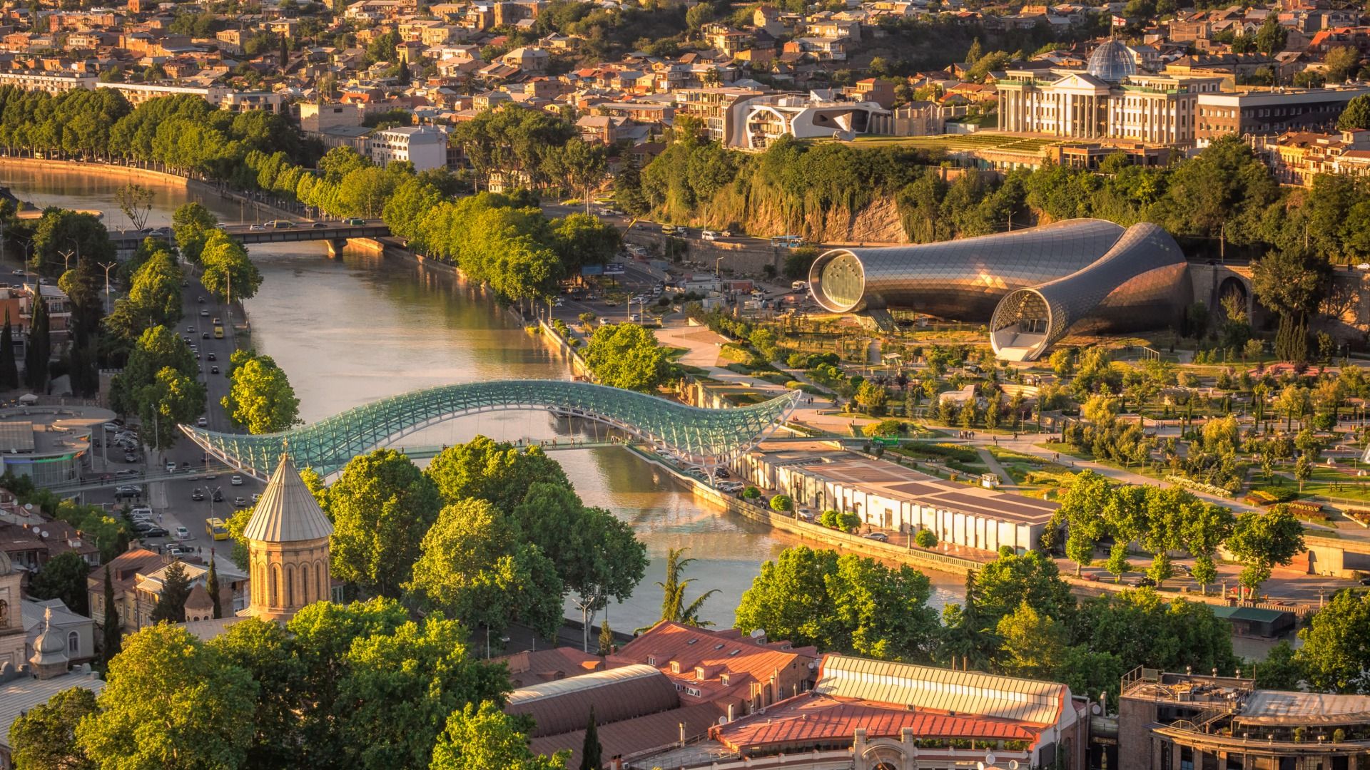 Pocos viajeros se animan a conocer este destino low cost que, además, enamora gracias a unos paisajes únicos.