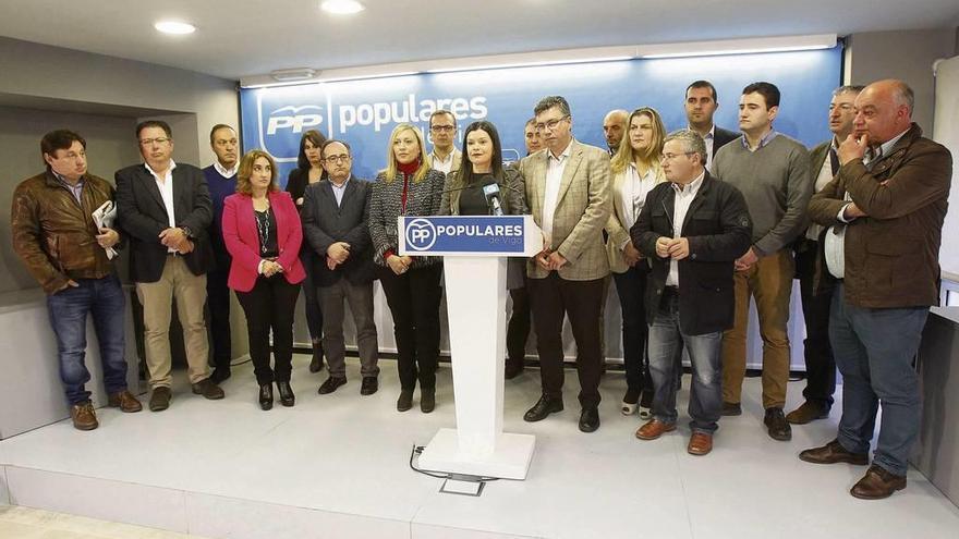 Nidia Arévalo interviene flanqueada por Javier Bas y Elena Muñoz en presencia del resto de alcaldes y portavoces del partido. // José Lores