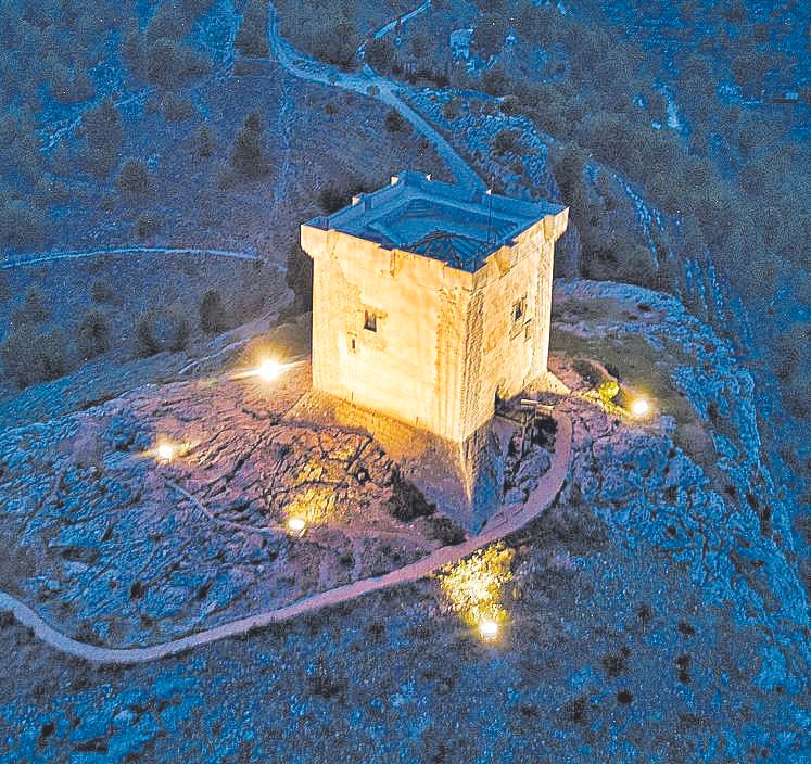 El Castillo de Cocentaina al anochecer.