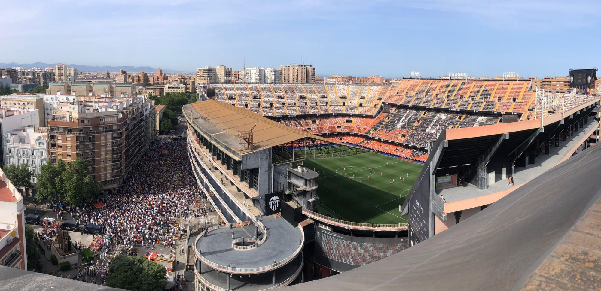 La afición del Valencia CF grita contra Meriton