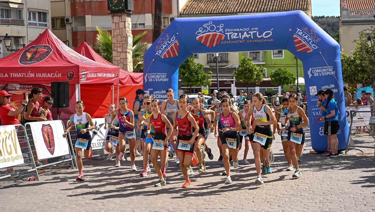 Salida de la categoría infantil femenina. Salida de la categoría infantil femenina.