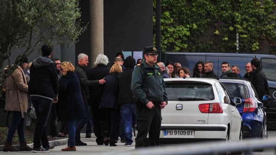 Arriba, llegada de los coches fúnebres al tanatorio de Iria Flavia, en Padrón. Abajo, los familiares acceden al interior del tanatorio. // Iñaki Abella