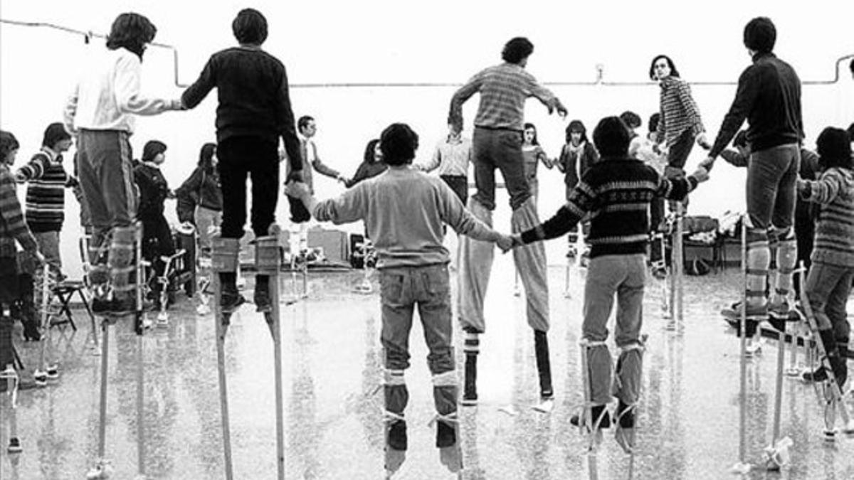 Otros tiempos 8 Taller de zancos en Transformadors, en 1983.