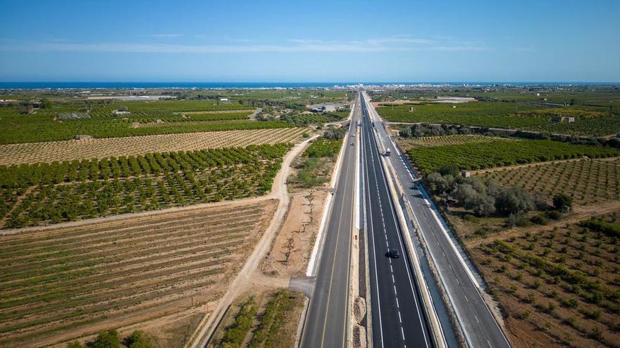 Los coches ya pueden volver a pasar por el tramo central de la carretera que va de Vinaròs a Alcanar y Ulldecona