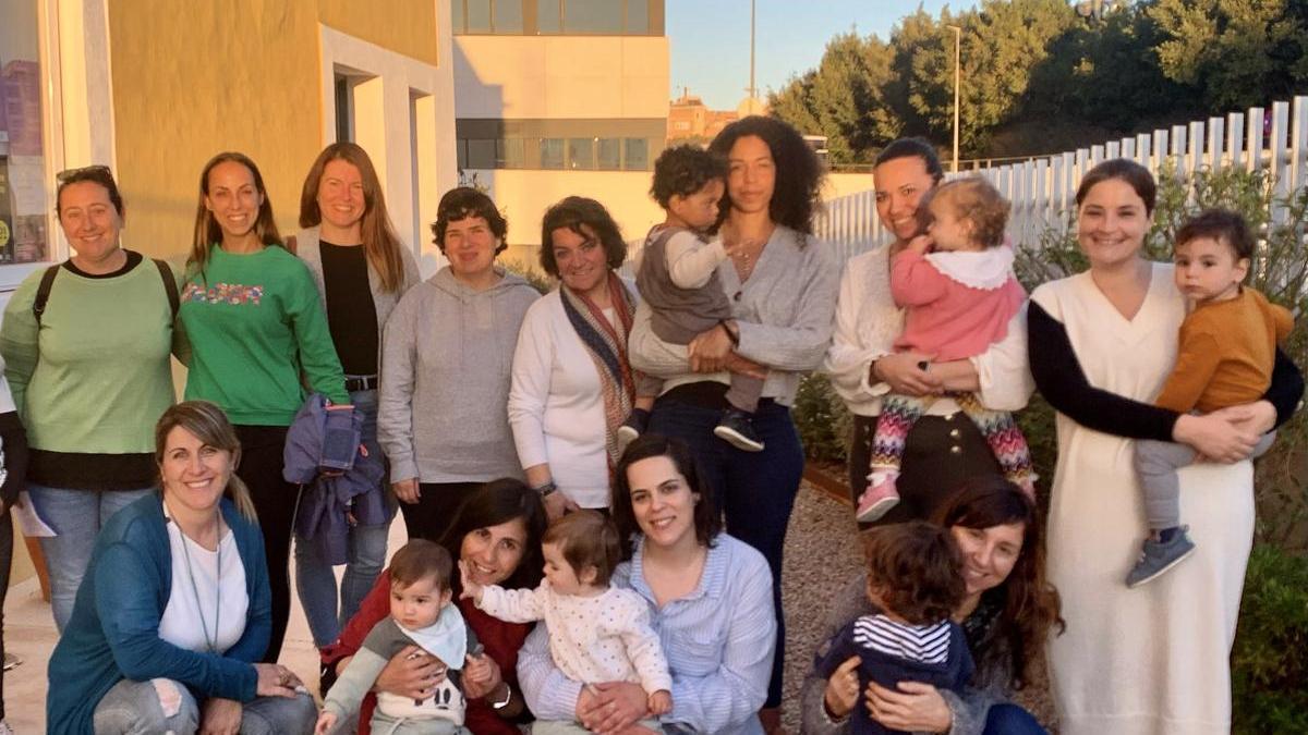Algunas de las familias que integran la Asociación Monomarental de Ibiza y Formentera, después de la reunión mantenida ayer por la tarde