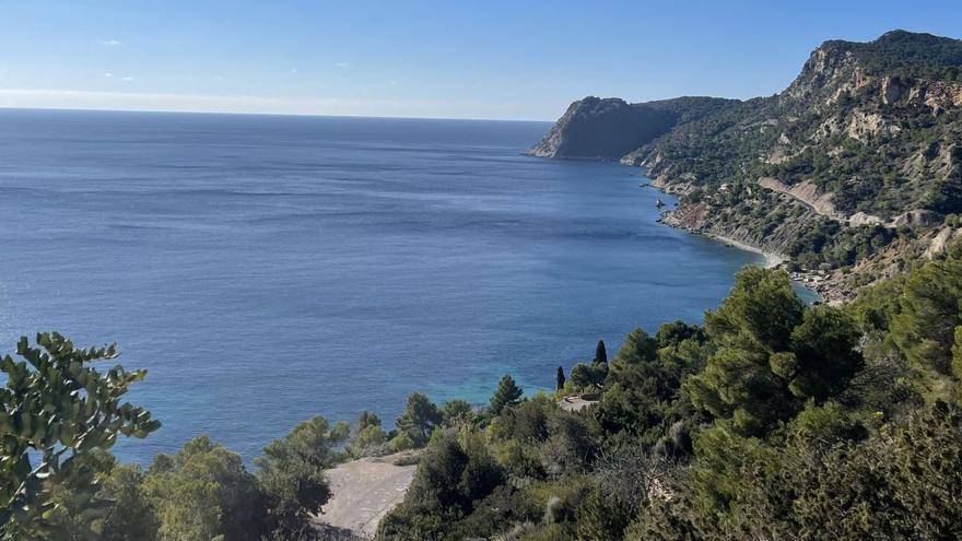 El vértigo de descender hacia Cala Llentrisca