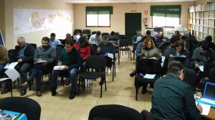 Los asistentes al curso de Cobideza, durante el examen.