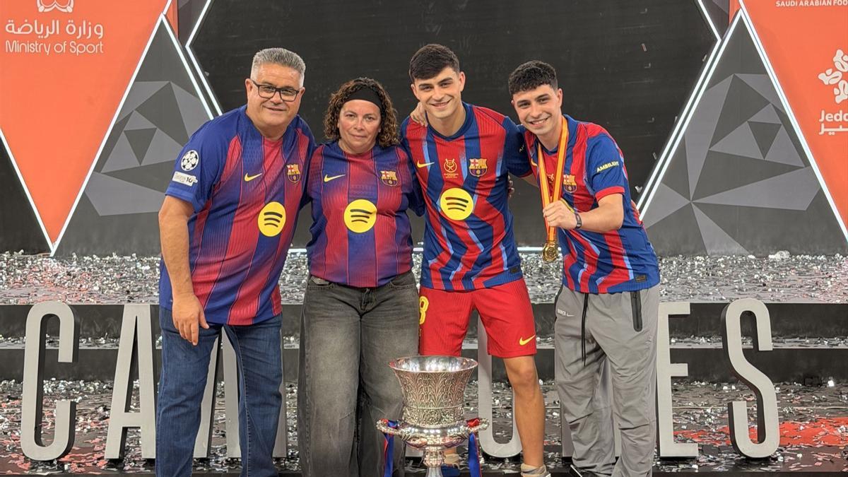 Pedri, con sus padres y su hermano, en la celebración del título de la Supercopa de España