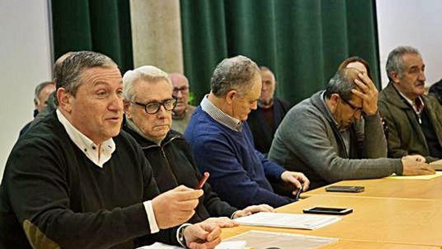 Sobre estas líneas, Javier Faúndez en un momento de una reunión de alcaldes de la Zona Básica de Salud de Aliste con técnicos de la Consejería de Sanidad en Alcañices. A la izquierda, reunión de la Plataforma en Defensa de la Sanidad Pública en Alcañices.