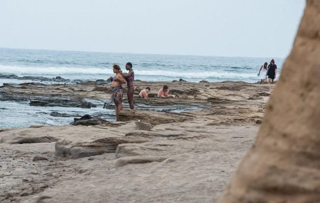 Dia de lunes festivo en la Playa del Confital