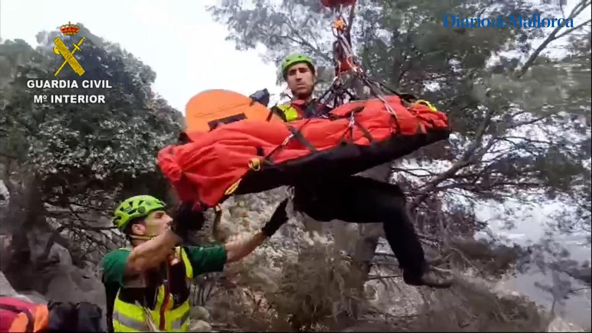VÍDEO | Agentes del GREIM rescatan en helicóptero a un hombre herido al sufrir una caída en la cueva de Sant Antoni