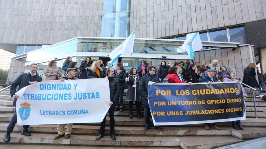 Protesta de profesionales del turno de oficio en A Coruña.   | // IAGO LÓPEZ