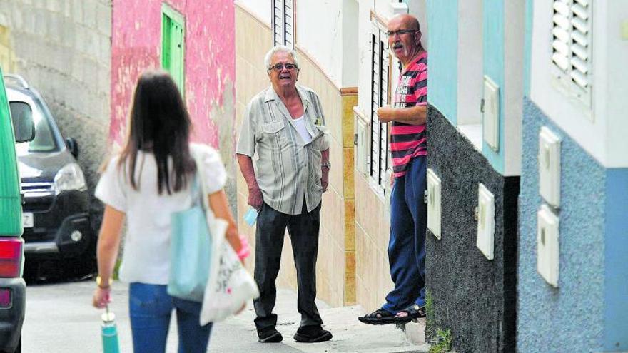 Vecinos de la calle Florinda, en el barrio de San Roque. |