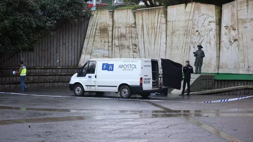 Hallan muerta a una mujer en la plaza Salvador de Madariaga, en O Ventorrillo