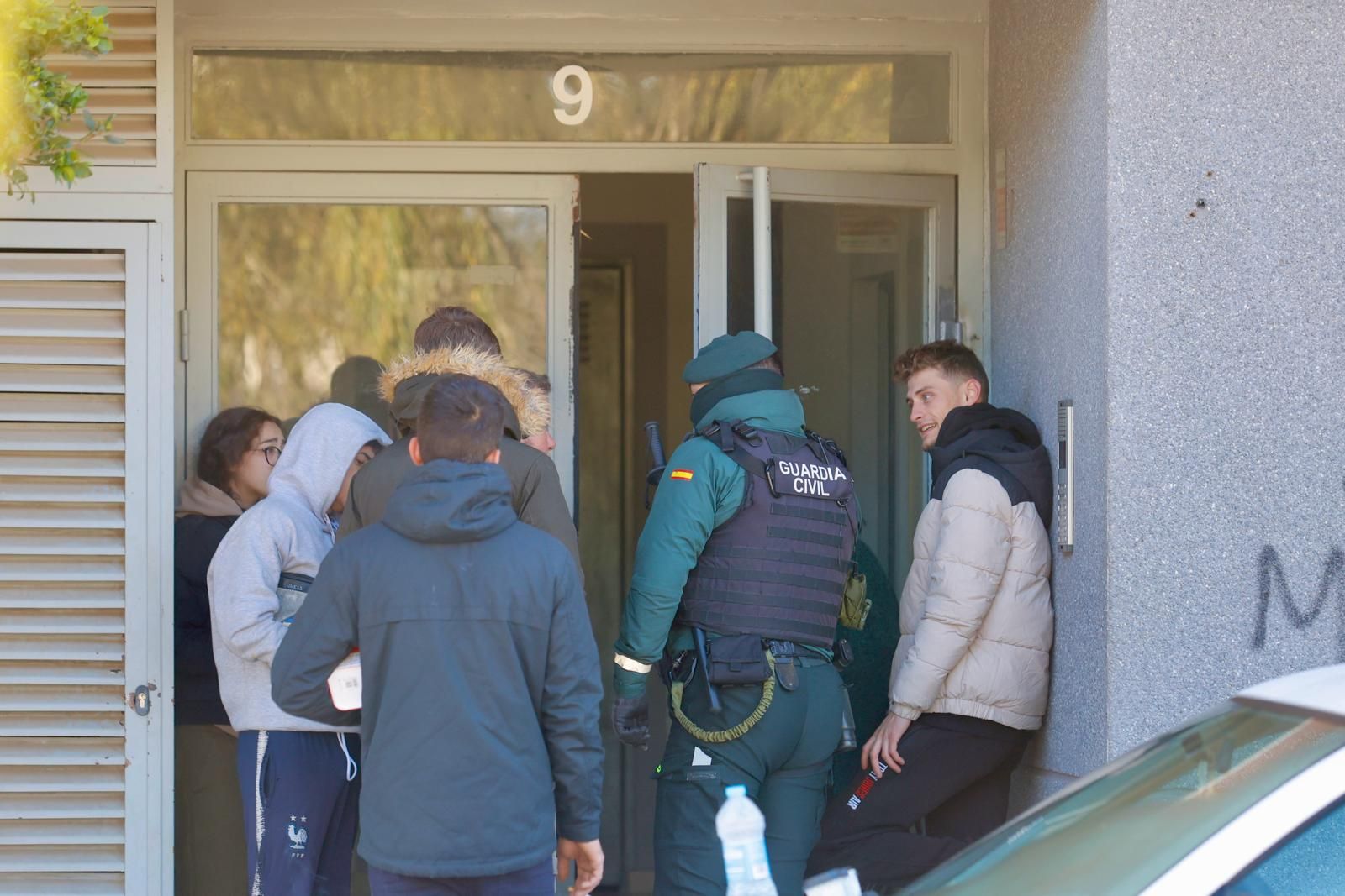 Amplio despliegue de Policía y Guardia Civil en el desahucio de 54 familias en Montserrat