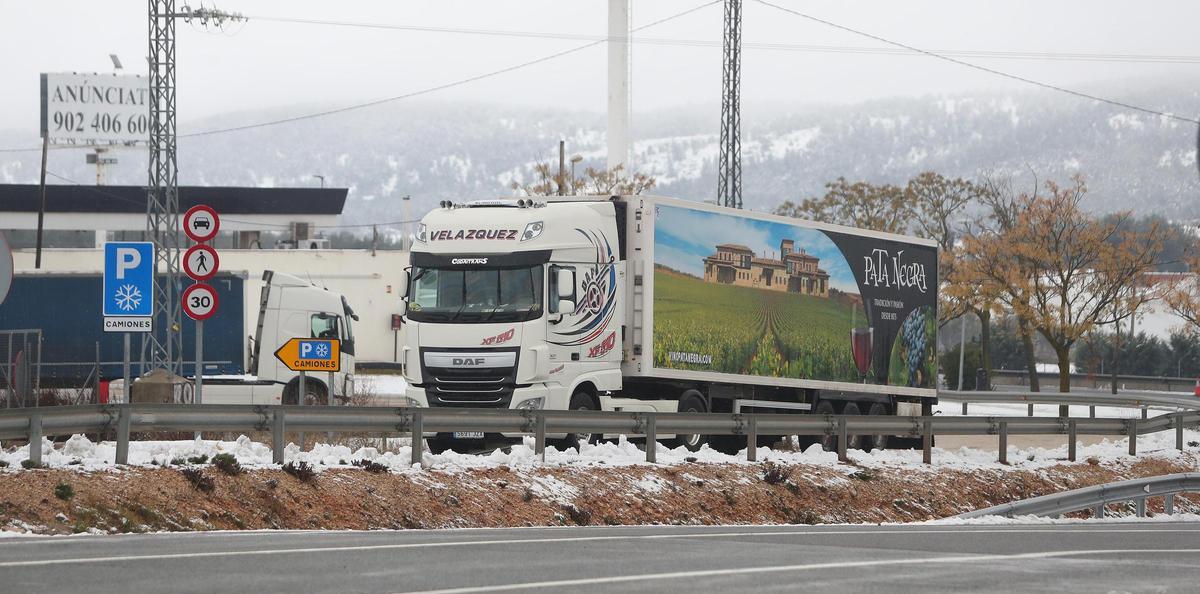 Numerosos transportistas permanecen atrapados en El Rebollar
