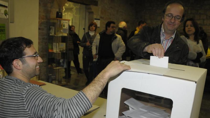 Un moment de la jornada de votació de la consulta popular que es va fer avui fa cinc anys sobre la creació de la comarca del Moianès