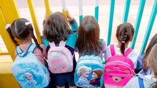 Ojo a los podólogos: estos son los riesgos en los niños por llevar zapatos 'inadecuados' para el colegio