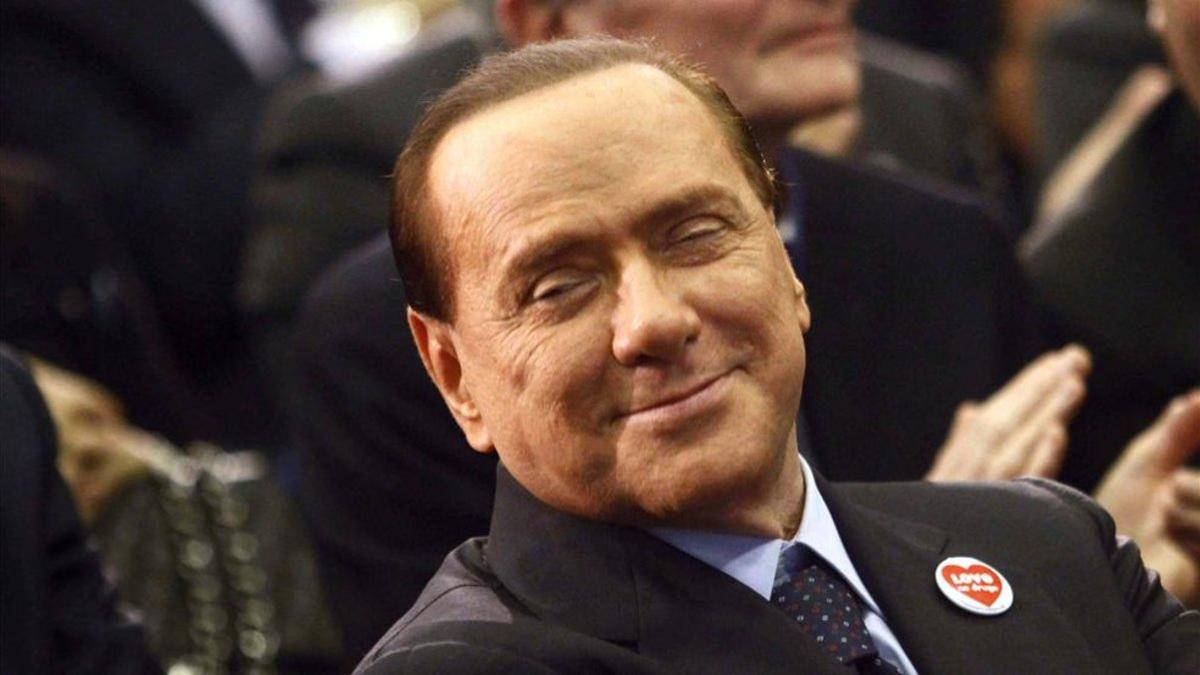Silvio Berlusconi quiere que regrese el calcio después del verano
