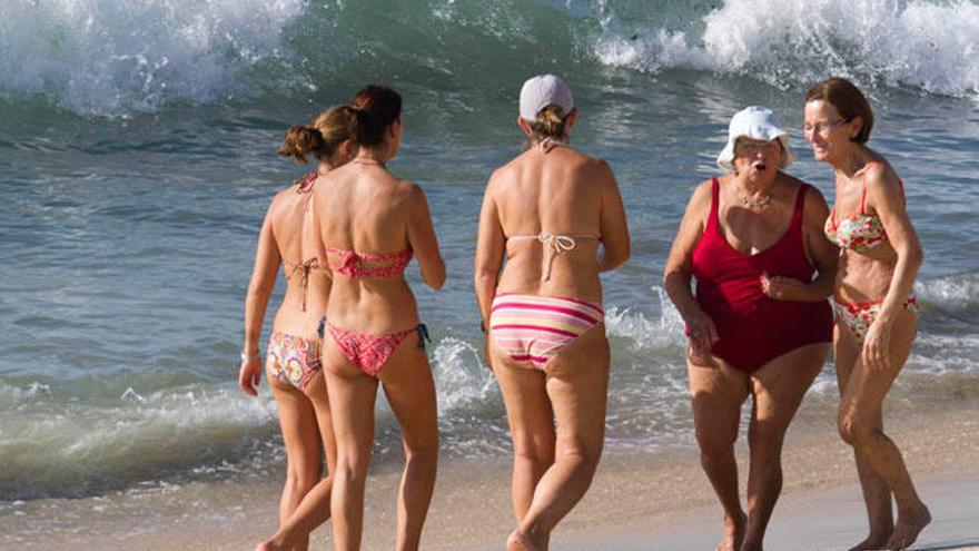 Bañistas en la playa de Samil // EFE