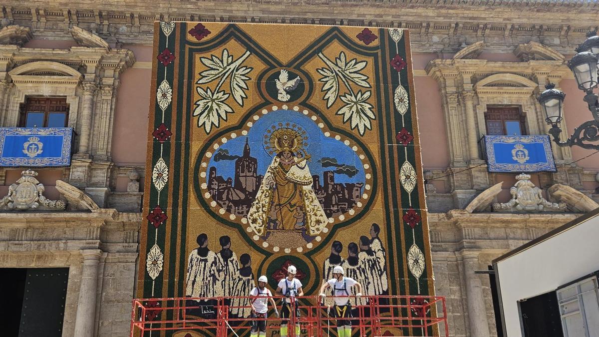 El tapiz ya está completado y puede verse en la Plaza de la Reina