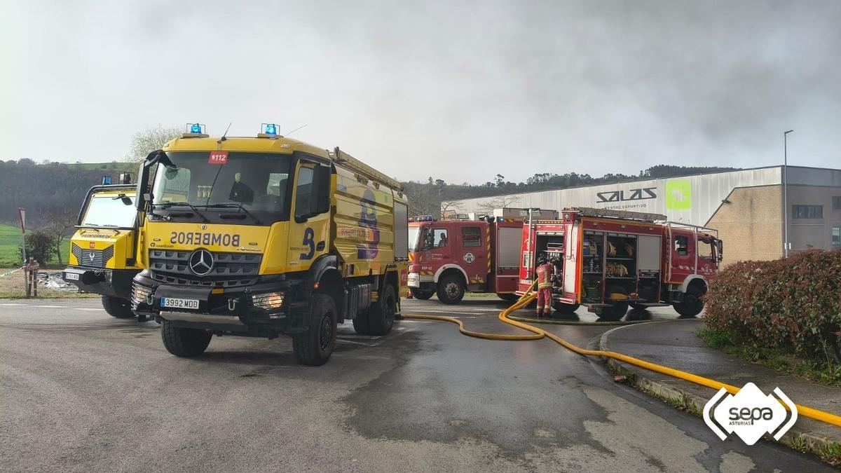 Equipos desplazados al incendio.